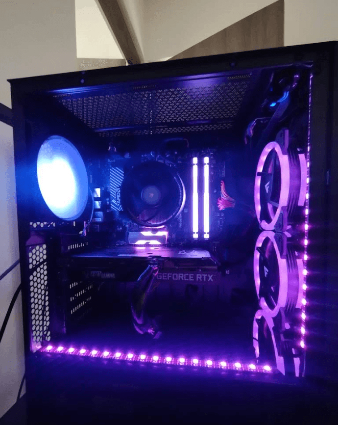 Componentes internos con iluminación RGB